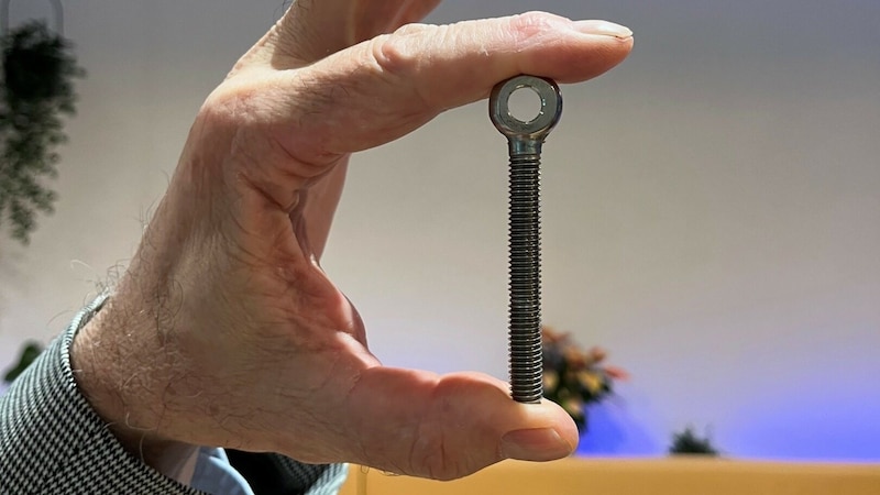 7700 of these screws need to be replaced (Bild: Sabine Deubler)