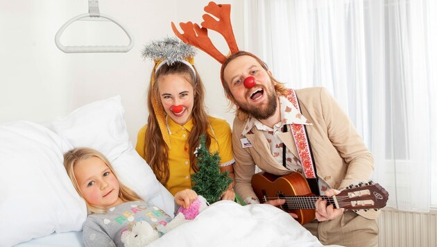 Mit Humor und weihnachtlicher Stimmung helfen die Clowndoctors kleinen und großen Patienten (Bild: ROTE NASEN Clowndoctors)