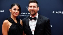 Lionel Messi mit Herzdame Antonela (Bild: APA/AFP/JULIEN DE ROSA)