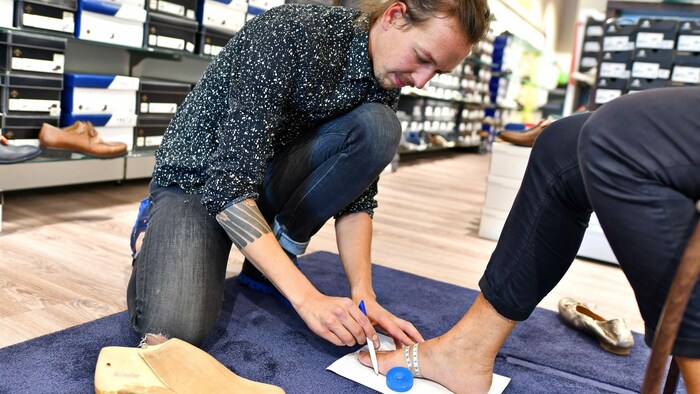 Bis zu 30 Stunden stecken in einem orthopädisch korrekt angepasstem Schuh.