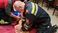 Retten und Reanimieren stand en im Mittelpunkt einer Übung im Spital Mauer. (Bild: Wolfgang Zarl)