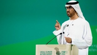 Die Emirati galten bislang nicht als großes Vorbild beim Klimaschutz - unter der Führung von Sultan Al Jaber versucht man nun eine Imagepolitur. (Bild: AP/Joshua A. Bickel)