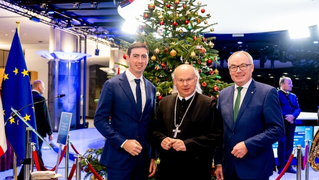 Vor dem Christbaum im EU-Parlament: EU-Abgeordneter Alexander Bernhuber, Abt Georg Wilfinger und Landesvize Stephan Pernkopf (von links). (Bild: Honorar)