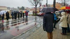 Die Bürgerinitiative setzte sich mit einer Demo gegen den Teilbebauungsplan zur Wehr. Knapp 60 Einwohner waren trotz des Wetters bei der Aktion vor Ort. (Bild: zVg.)