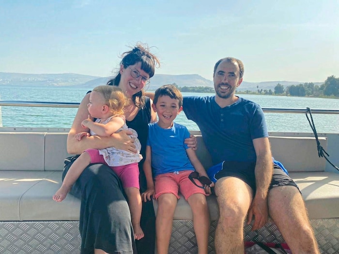 Tal mit Familie auf einem Bootsausflug - seine Frau und Kinder sind bereits frei.