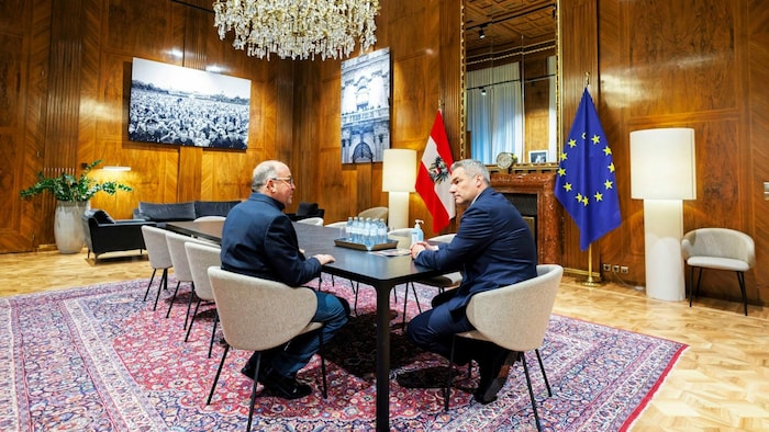 Termin bei Kanzler Karl Nehammer. Es gilt, eine österreichische Geisel rasch zu befreien.