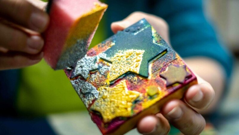 Stempel - Sterne aus Moosgummi - bedeckt man mit Acrylfarbe (Bild: Horst Einöder/Flashpictures)