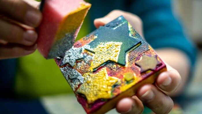 Stempel - Sterne aus Moosgummi - bedeckt man mit Acrylfarbe
