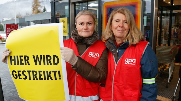 Im Diskonter Hofer konnten Kunden einkaufen. Angestellte anderer Filialen wurden geholt, um den ...