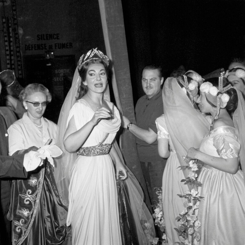 Maria Callas während eines Kostümwechsels am 16. September 1964 in der Pariser Oper (Bild: STR / AFP / picturedesk.com)