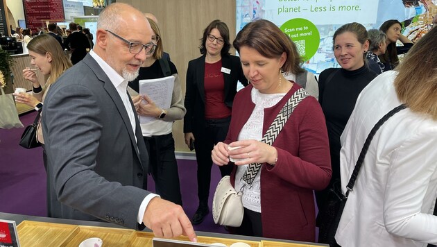 Am Messestand der Agrana in Frankfurt probierte Agrar- landesrätin Michaela Langer- Weninger (r.) unter anderem auch Trinkjoghurts und Fruchteis. (Bild: Land OÖ)