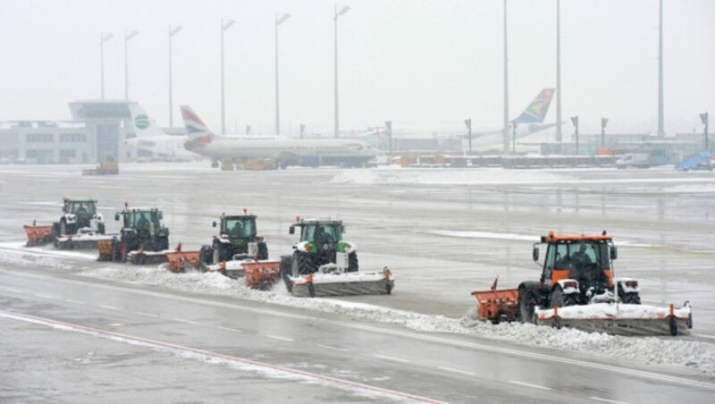 Zahlreiche Flieger mussten aufgrund der Wetterkapriolen am Boden bleiben. (Bild: AFP /CHRISTOF STACHE)