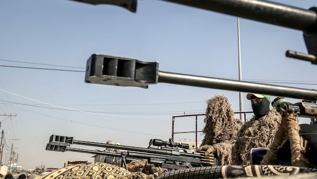 Hamas-Terroristen zeigen Scharfschützengewehre, die dem Steyr-Arms-Fabrikat ähnlich sehen. (Bild: AFP)