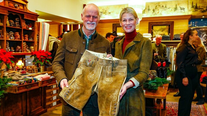 Markus und Daniela Meindl mit Lederhose.