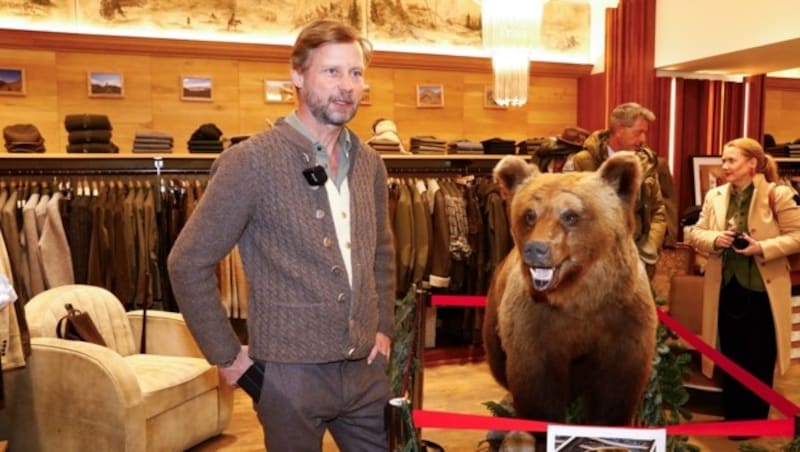 Der Schwarzacher Bär war nicht nur bei Landesjägermeister Max Mayr-Melnhof ein beliebtes Fotomotiv. (Bild: Gerhard Schiel)