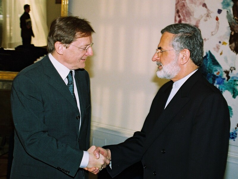 Februar 2003: Wolfgang Schüssel mit dem damaligen iranischen Außenminister Kamal Kharrazi in Wien (Bild: APA)