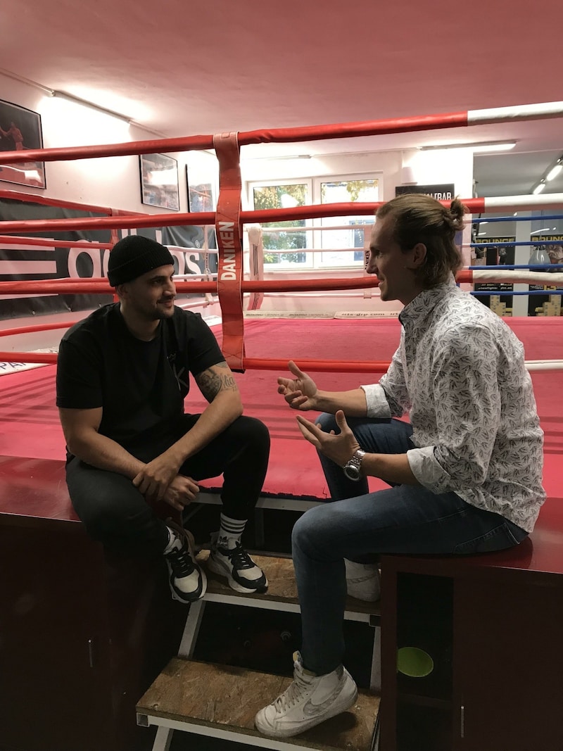 „Krone“-Journalist Clemens Linhart beim Interview mit Marcos Nader im Boxclub Bounce. (Bild: Clemens Linhart)