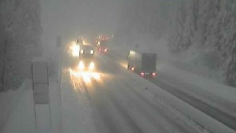 Dichter Schneefall sorgte auch auf der Brennerautobahn für Probleme. (Bild: ASFINAG (Webcam))