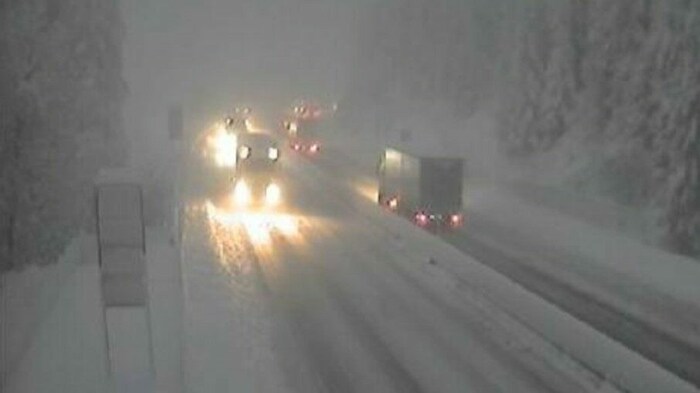 Dichter Schneefall sorgte auch auf der Brennerautobahn für Probleme.