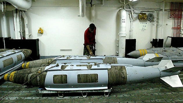 Archivbild aus dem Jahr 2003: bunkerbrechende Bomben des Typs BLU-109 an Bord eines US-Flugzeugträgers (Bild: AFP)