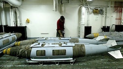 Archivbild aus dem Jahr 2003: bunkerbrechende Bomben des Typs BLU-109 an Bord eines US-Flugzeugträgers (Bild: AFP)
