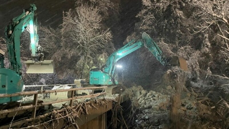 Stundenlang mussten Bagger den Weg zu einem Dornbirner Nachtklub freischaufeln, wo 91 Besucher festsaßen. (Bild: Stadt Dornbirn)