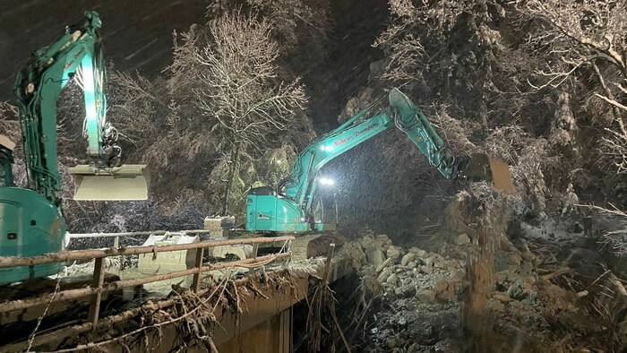 Stundenlang mussten Bagger den Weg zu einem Dornbirner Nachtklub freischaufeln, wo 91 Besucher ...