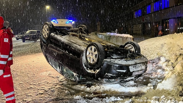 Das Auto des Kroaten kam am Dach liegend zum Stillstand. (Bild: zoom.tirol)