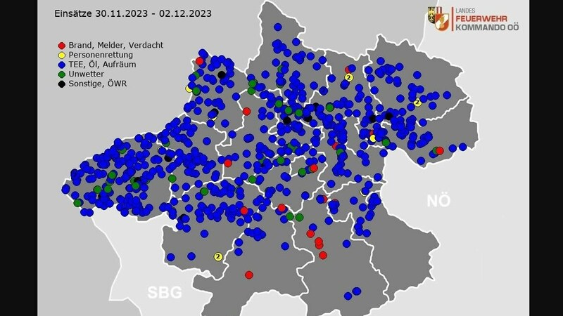 Es wimmelt von blauen Punkten auf der Karte des OÖ. Landesfeuerwehrkommandos - lauter Bergungs- und technische Hilfseinsätze. (Bild: OÖ. LFK)