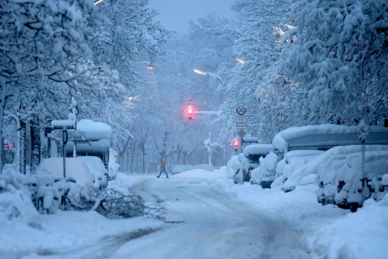 Schneechaos in München (Bild: Copyright 2023 The Associated Press. All rights reserved)