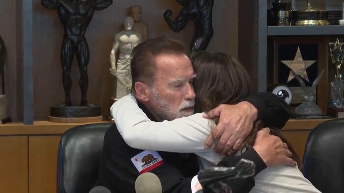 Tief berührt nimmt Arnold Schwarzenegger die 14-jährige Ella, eine Überlebende des 7. Oktober, ...