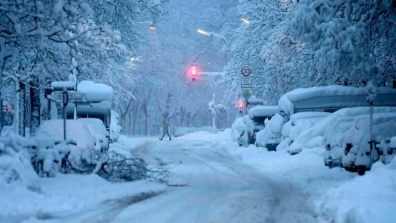 Straßen in München in eine Winterlandschaft verwandelt (Bild: AP)