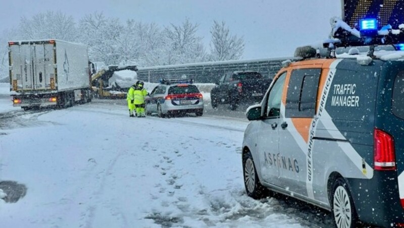 Auf der A1 auf Höhe der Abfahrt Salzburg-Nord blieben am Samstagmorgen Lkw auf der schneebedeckten Fahrbahn hängen. (Bild: Markus Tschepp)