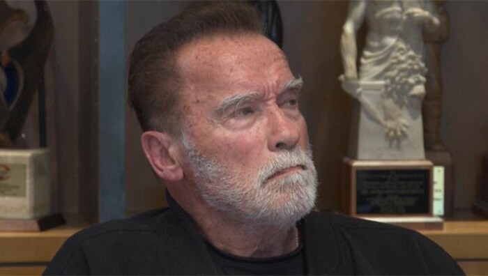 Schwarzenegger kämpft mit den Tränen, als er Ellas Schilderungen zuhört.