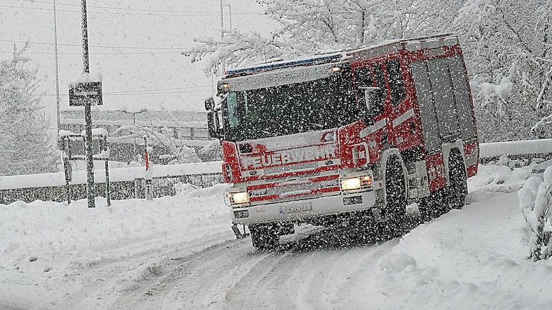 Die Feuerwehr appellierte an die Bevölkerung, zu Hause zu bleiben. (Bild: APA/EXPA/ ERICH SPIESS)