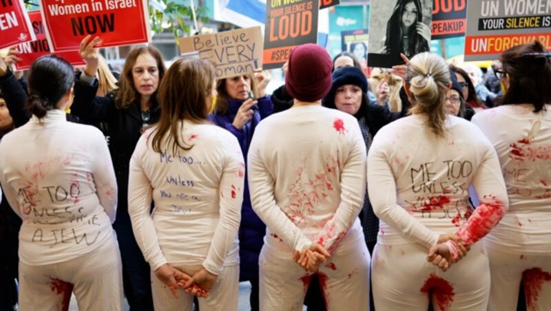 Frauen protestieren vor der UNO in New York mit blutigen Hosen. Sie erinnern damit an die 19-jährige Naama Levy, die von der Hamas in einen Jeep gepfercht wurde und deren graue Trainingshose im Schritt blutgetränkt war, als man sie durch die Straße zerrte. (Bild: APA/Getty Images via AFP/GETTY IMAGES/Michael M. Santiago)