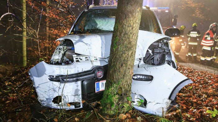 Unfall bei Lichendorf: Am Fahrzeug entstand beträchtlicher Schaden