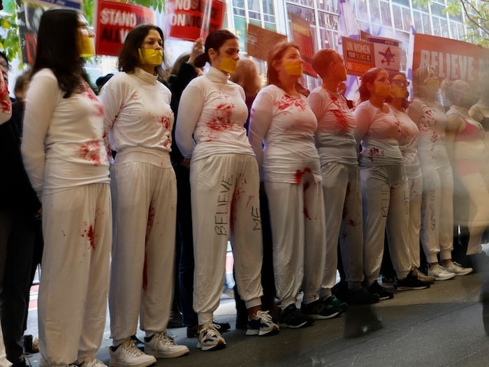 Frauen mit blutverschmierten Gewändern protestieren in New York gegen das Schweigen. 