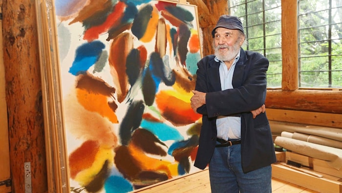 Dem 2023 verstorbenen Wolfgang Hollegha ist eine Personale in der Neuen Galerie gewidmet.