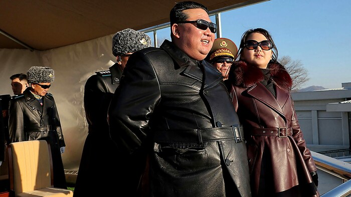 Nordkoreas Machthaber Kim Jong Un (im Bild mit Tochter Ju Ae) spioniert nunmehr auch aus dem ...