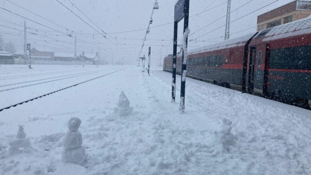 Während der Wartezeit wurden Schneemänner gebaut. (Bild: Leserreporter)