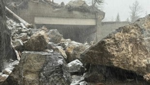 Massive Felsen sind auf dem Plöckenpass auf die Straße gedonnert. (Bild: Hannes Wallner)