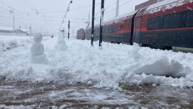 Passagiere bauten Schneemänner, um die Wartezeit zu überbrücken. (Bild: Leserreporter)