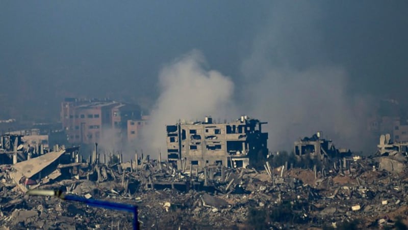 Die Bombardements im Gazastreifen gehen weiter. (Bild: APA/AFP/John MACDOUGALL)