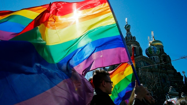 Anyone waving a rainbow flag in Russia in future must expect to be treated as a terrorist. (Bild: APA/AP)