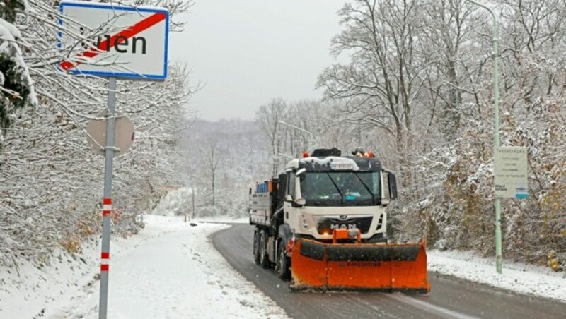 Auch etliche Schneepflüge waren bzw. sind im Einsatz. (Bild: Klemens Groh)