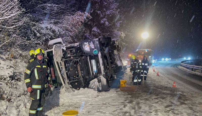 Auf der Schneefahrbahn rutschte ein Tankwagen im Bezirk Melk weg und kippte um. (Bild: DOKU-NÖ)