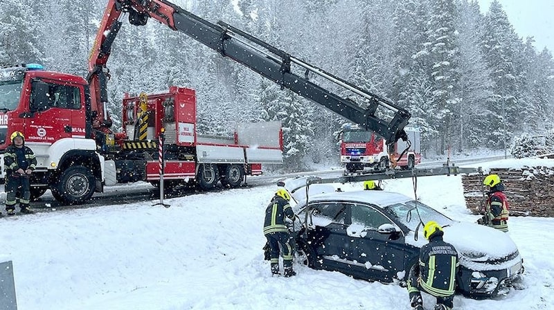 Zahlreiche Schnee-Unfälle - etwa bei Waidhofen an der Thaya ... (Bild: FF Waidhofen/Thaya)