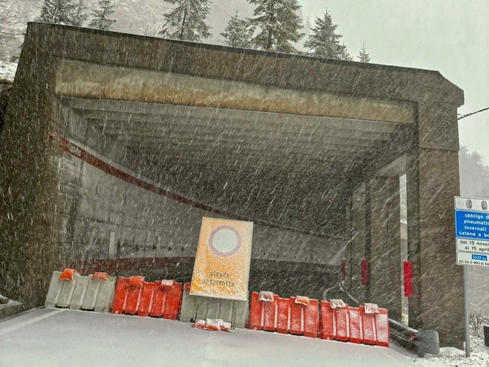 Auch eine Stütze im Tunnel ist gebrochen.