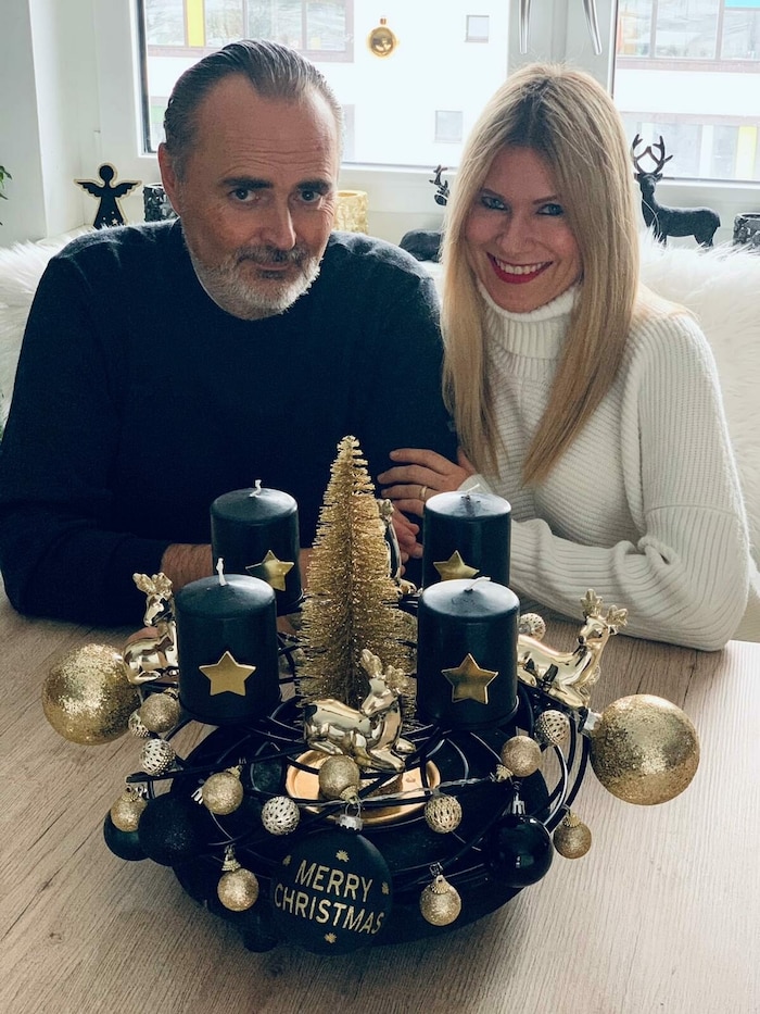 Doskozil mit Gattin Julia vor dem Adventkranz